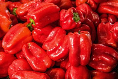 Arka plan veya doku Kırmızı renkteki parlak paprikas üzerinden. Vitamin ve sebze.