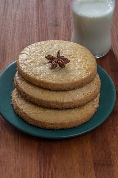 Ποτήρι Φρέσκο Γάλα Και Δανέζικα Cookies Ξύλινη Επιφάνεια Υφής — Φωτογραφία Αρχείου