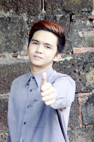 Filipino man making a thumbs up sign — Stock Photo, Image