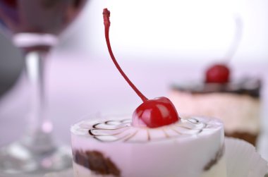 gri zemin üzerine lezzetli kekler