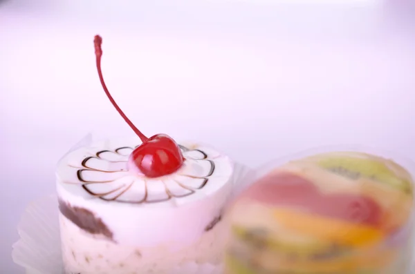 Вкусные кексы на сером фоне — стоковое фото