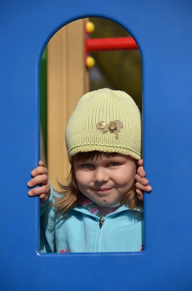 Mädchen im Spielhaus — Stockfoto