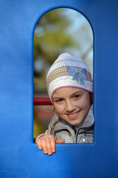 Mädchen im Spielhaus — Stockfoto