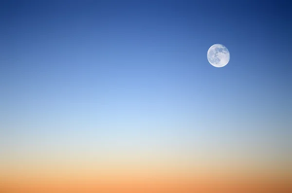 Mond am Abendhimmel — Stockfoto