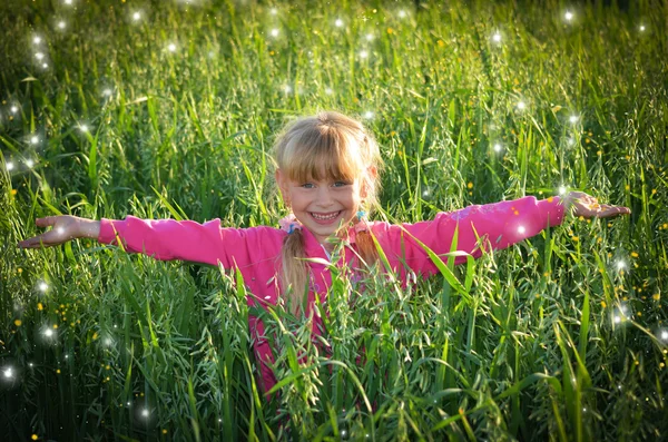 Flicka i röd tröja — Stockfoto