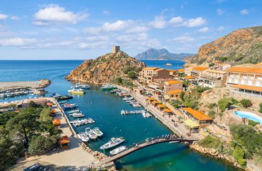 Fransa, Korsika 'nın batısında Porto köyü ile hava manzarası