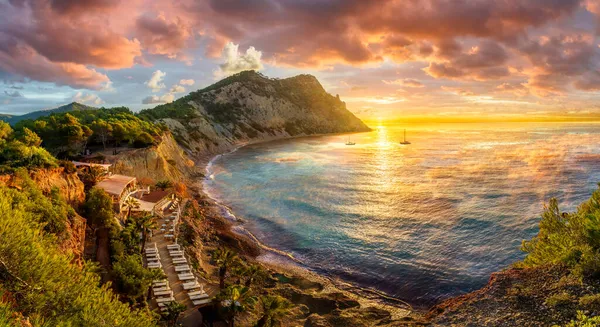 日の出時にSol Serraビーチと風景 イビザ島 スペイン — ストック写真