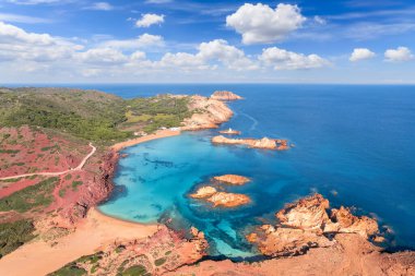 İspanya, Menorca Adası, Cala Pregonda plajının hava manzaralı manzarası