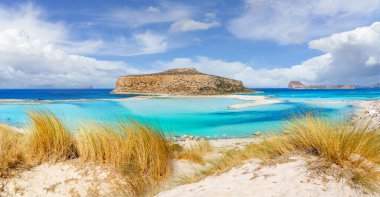 Yunanistan 'ın Girit kentindeki Balos Lagoon plajı ve Gramvousa adasıyla manzara