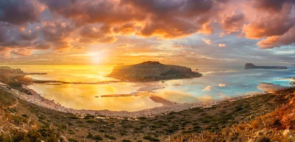 希腊克里特岛日落时分的巴罗斯泻湖海滩和格拉姆武萨岛景观 — 图库照片