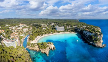 İspanya 'nın Menorca adasındaki Cala Galdana plajının hava manzaralı manzarası