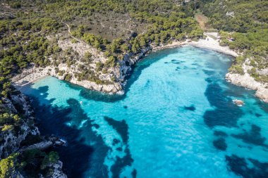 İspanya 'nın Menorca adasındaki Cala Macarella plajının hava manzaralı manzarası.