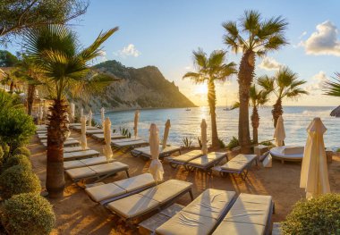 Güneş doğarken Sol d 'en Serra plajı ile manzara, İbiza adaları, İspanya