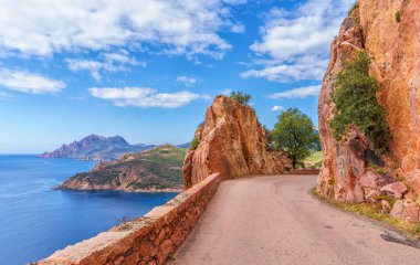 Calanques de Piana, Korsika Adası, Fransa 'daki dağ yolu manzarası