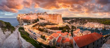 Alacakaranlık vaktinde Bonifacio ile manzara, Korsika adası, Fransa