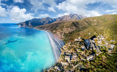Nonza köyü ile hava manzarası, Korsika adası, Fransa
