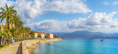 Saint Francois plajı ve Ajaccio, Korsika adasındaki eski kale manzarası, Fransa