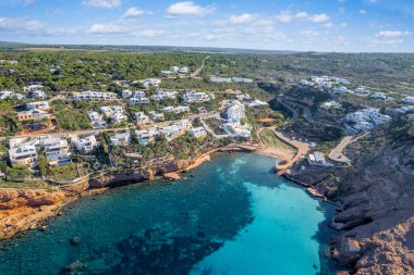 İspanya, Menorca Adası, Cala Morell 'in hava manzaralı manzarası