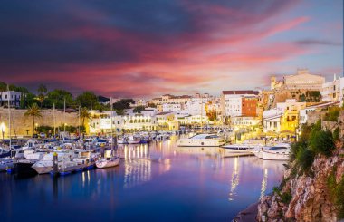 Alacakaranlık vaktinde Ciutadella de Menorca ile manzara, Minorca Adası, İspanya