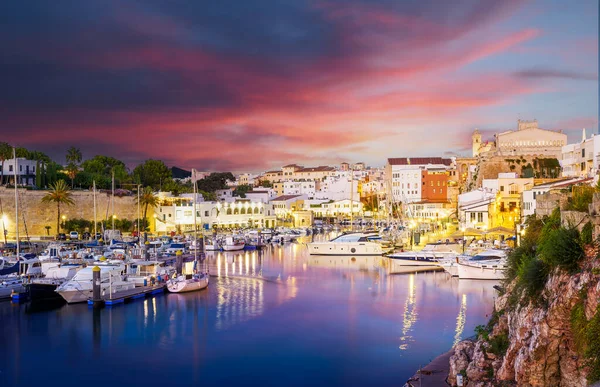 Alacakaranlık vaktinde Ciutadella de Menorca ile manzara, Minorca Adası, İspanya