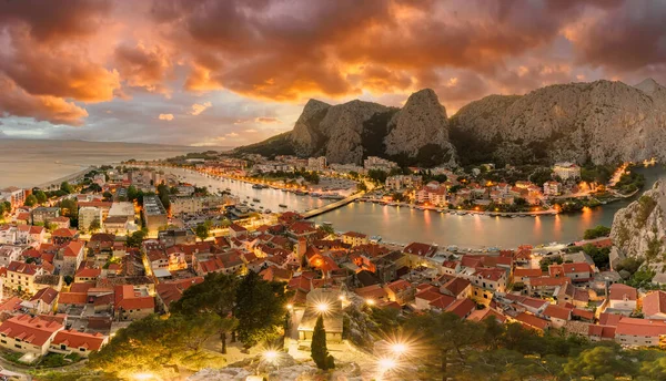 オミス町とセティナ川と風景 クロアチア — ストック写真