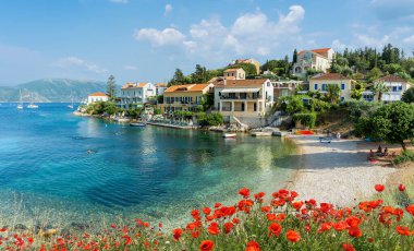 Kefalonia 'da Fiskardo köyü ve Zavalata plajı, İyon adası, Yunanistan