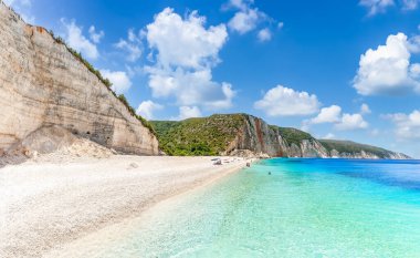 Yunanistan 'ın Kefalonia kentindeki Fteri plajının manzarası
