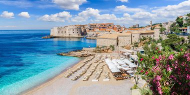 Banje plajı ve eski Dubrovnik kasabası, Dalmaçya kıyıları, Hırvatistan