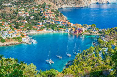Yunanistan 'ın Kefalonia kentindeki Assos köyüyle manzara