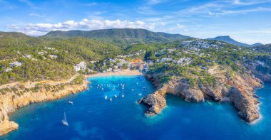 İspanya, İbiza 'daki Cala Vadella adalarının hava manzarası