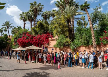Le Jardin Majorelle, Marakeş, Fas - 29 Nisan 2019: Majorelle bahçesine girmek için kuyrukta bekleyenler
