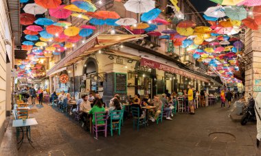 Catania, Sicilya - 21 Eylül 2022: Catania, Sicilya, İtalya 'da caddenin üzerinde renkli şemsiyeli eski bir kasaba