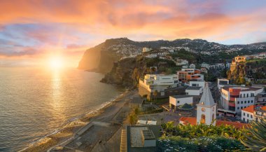Camara de Lobos köyü gün batımında, Cabo Girao arka planda, Madeira Adası, Portekiz