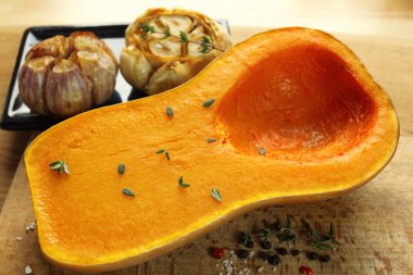 kavrulmuş sarımsak ve kabak.