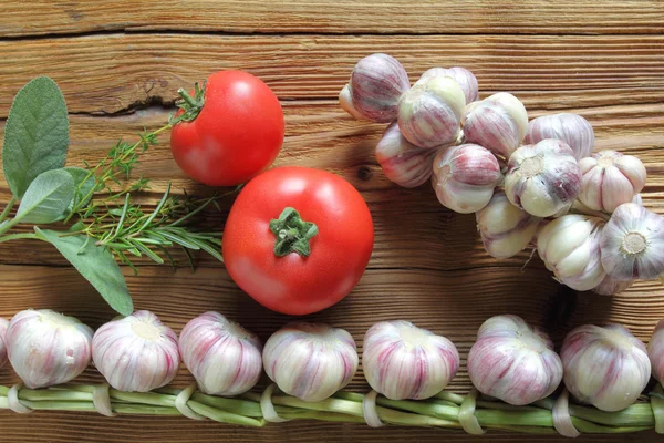 Garlic and tomatoes. — Stock Photo, Image