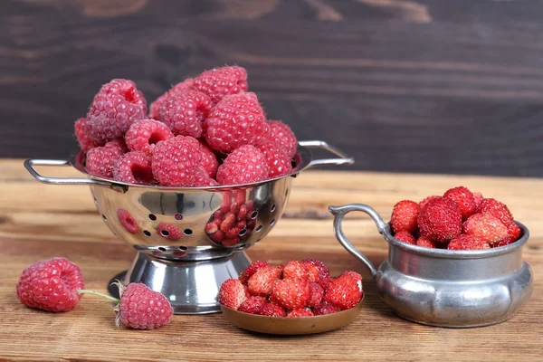 Himbeeren und Erdbeeren — Stockfoto