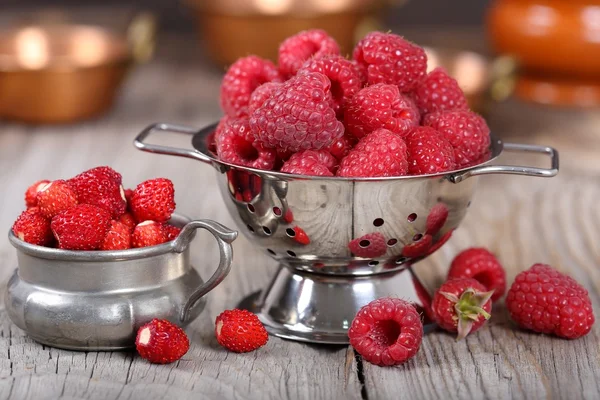 Himbeeren und Erdbeeren — Stockfoto