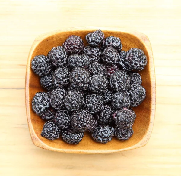 Framboises Noires Dans Bol Bois Vue Dessus — Photo