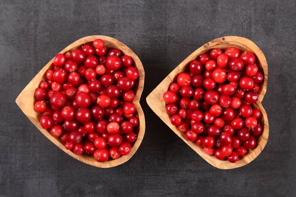 Preiselbeeren Herzförmigen Hölzernen Schalen Auf Schwarzem Hintergrund Ansicht Von Oben — Stockfoto