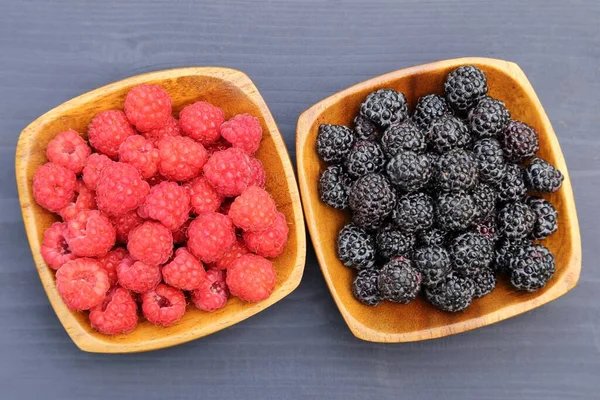 Rote Und Schwarze Himbeeren Hölzernen Schalen Ansicht Von Oben — Stockfoto