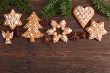 Ev yapımı zencefilli kurabiye ve ahşap bir arka planda noel süsü. Üst görünüm.