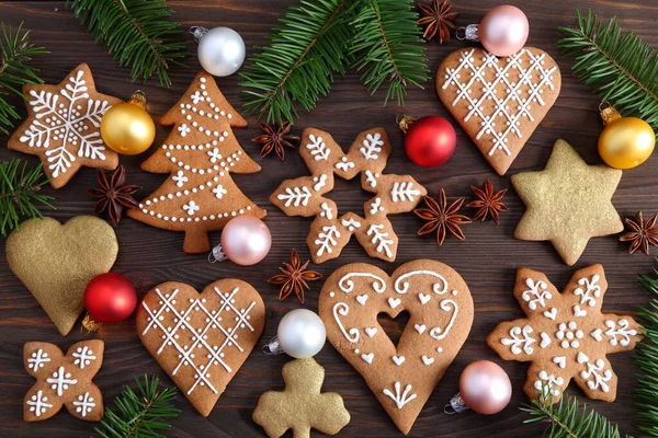 Zelfgemaakte Peperkoek Koekjes Kerstversiering Een Houten Achtergrond Bovenaanzicht — Stockfoto