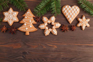 Ev yapımı zencefilli kurabiye ve ahşap bir arka planda noel süsü. Üst görünüm.