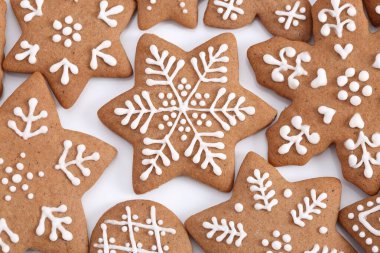 Beyaz arka planda ev yapımı zencefilli kurabiye. Üst görünüm.