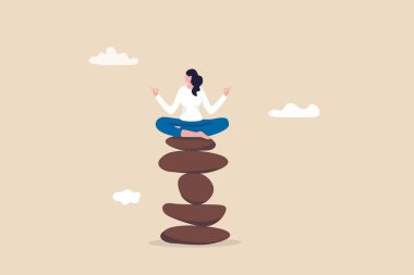 İş ve hayatı dengelemek için farkındalık meditasyonu, zihinsel sağlık ve yoga, özgürlük, huzur ve yalnızlık kavramının tadını çıkarmak, sakin sakin bir kadın Zen Rock Piramidi 'nin üzerine oturmuş meditasyon yapıyor..