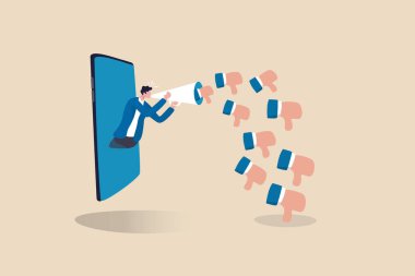 İnternet düşmanı, kızgın sosyal medya, uzak işten hoşlanmayan ya da olumsuz geri bildirim, siber zorbalık kavramı, cep telefonundan kızgın genç adam megafondan negatif başparmak aşağı simgelerle bağırıyor..