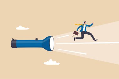 İş yönü rehberliği, kariyer yolu veya hedefe ulaşmak için çözüm, rehberlik, danışmanlık, yardım ve yönetici desteği, yol kavramını bulmak, güven işadamı el feneri feneriyle ileri doğru koşuyor.