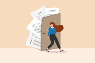 Borç sorununa yol açan aşırı harcama, finansal başarısızlık veya hata, mortgage kredi riski, iflas veya kredi notu sorunu kavramı, hayal kırıklığına uğramış kadın borçlarla ve faturalarla kapıyı kapatmaya çalışıyor.