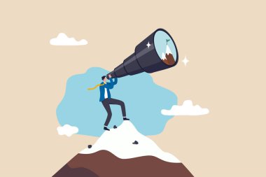 Yüksek hedefler ve iş hedeflerine ulaşma hırsı, başarı motivasyonu, zafer konsepti için mücadele ve kararlılık, hırslı işadamı teleskopla dağ zirvesi hedefini arıyor.