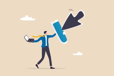 Siber saldırı koruması, internet korsanlarından, bilgisayar güvenlik sisteminden ya da güvenlik duvarı konseptinden korumak, güçlü bir iş adamının bilgisayarına saldırmak için büyük fare işaretçisinden kalkan tutması.